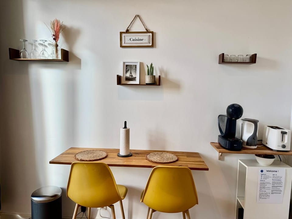 Coffee/tea facilities, Kitchen or kitchenette, Dining area