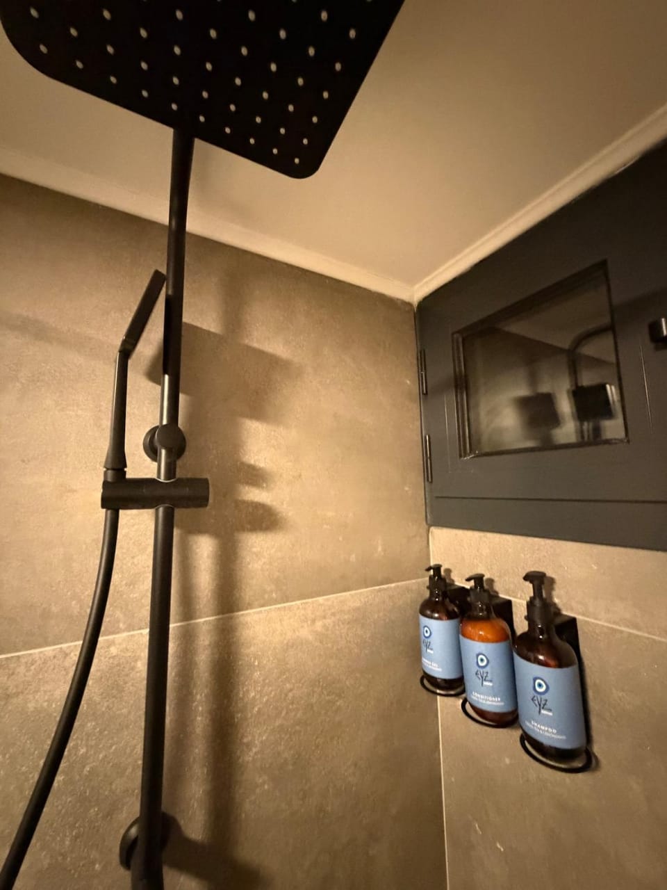 EYZ AZURE Loft Batroun Apartment in Bahsa Street, البترون، Lebanon