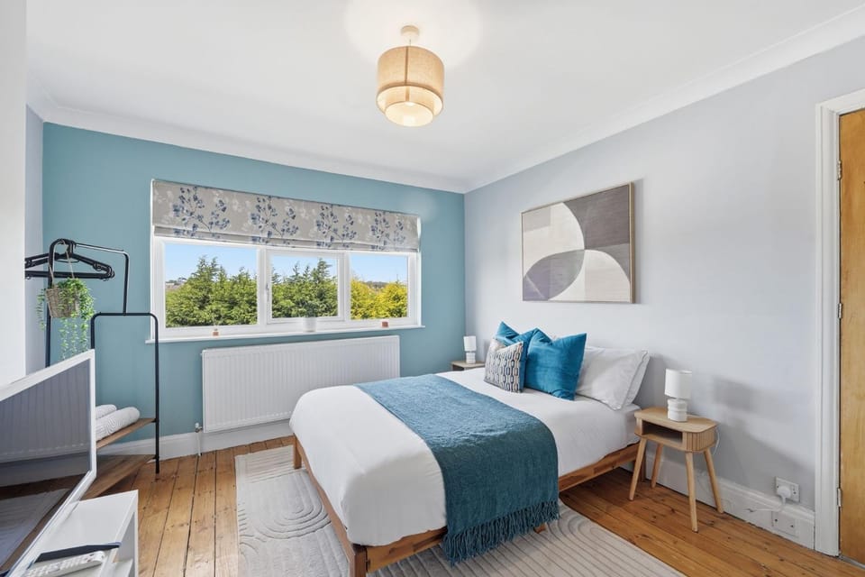 Bed, TV and multimedia, Bedroom
