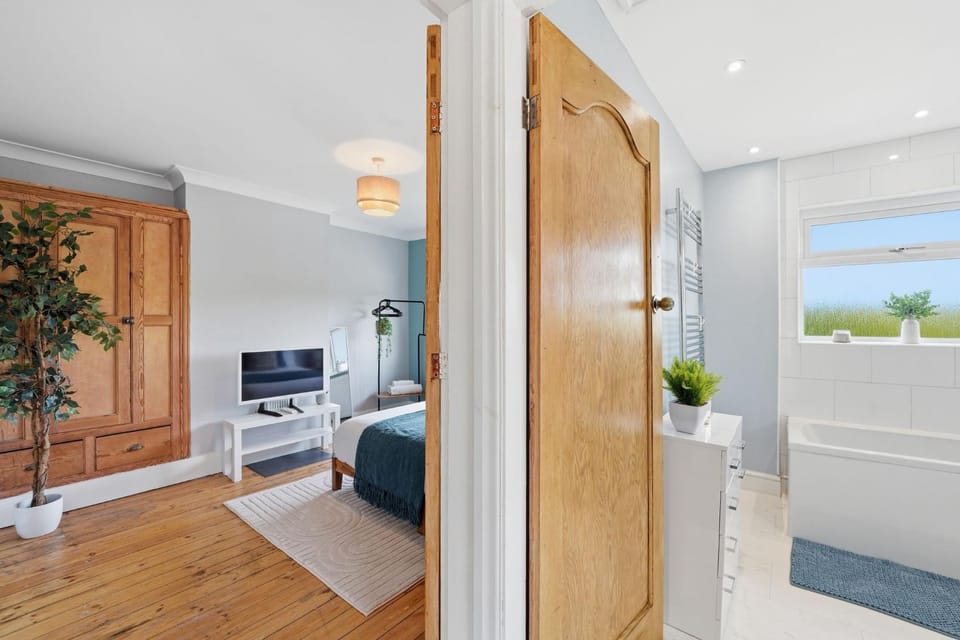Bed, Bathroom, TV and multimedia, Bedroom, Bath