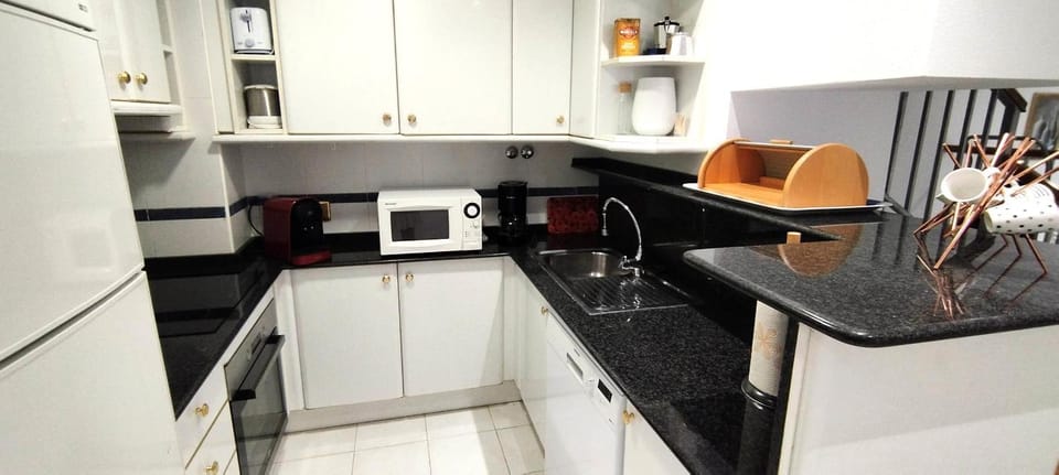 Coffee/tea facilities, Kitchen or kitchenette, dishwasher, oven, stove