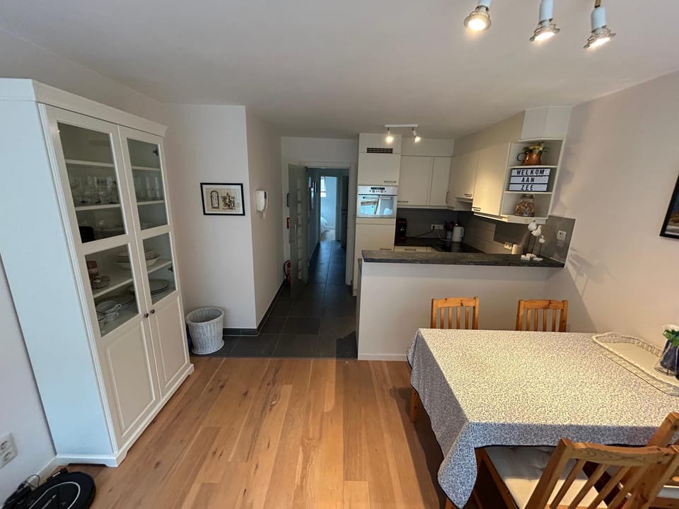 Kitchen or kitchenette, Dining area, minibar, oven, stove