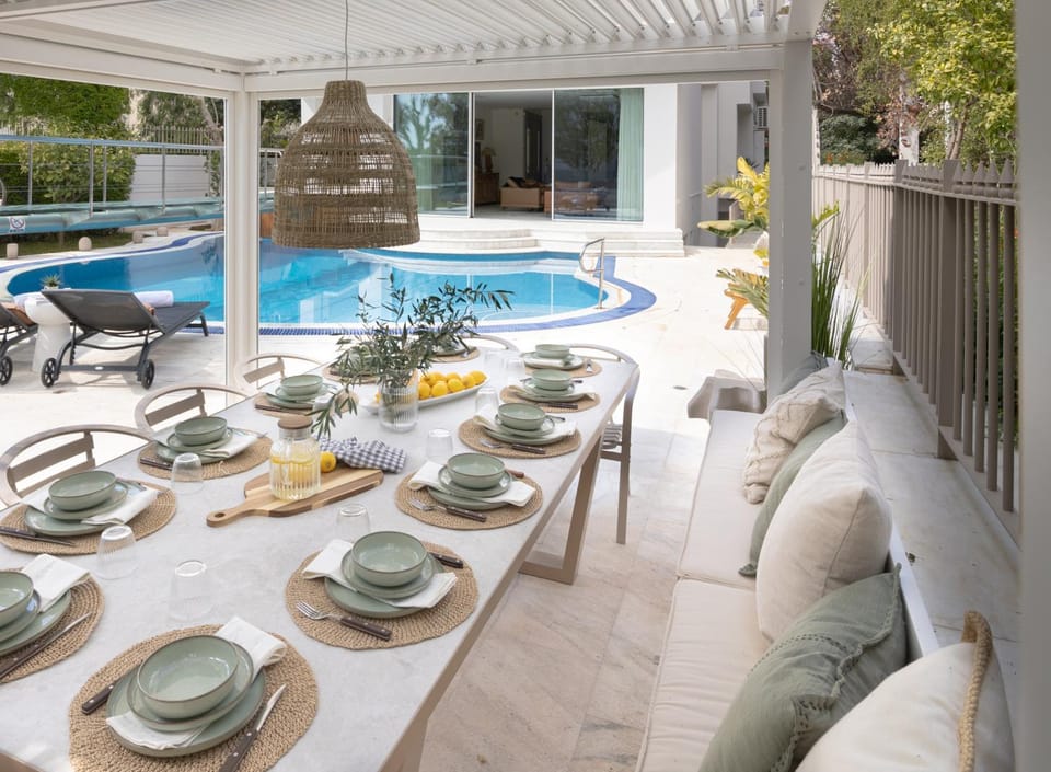 Dining area, Food, Pool view, Swimming pool