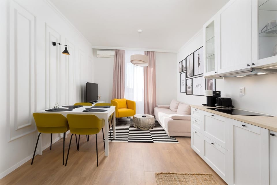 Kitchen or kitchenette, Living room, Seating area, Dining area