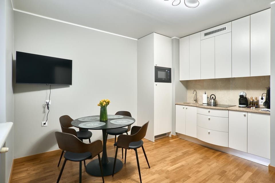 TV and multimedia, Coffee/tea facilities, Kitchen or kitchenette, Living room, Seating area, Dining area, stove