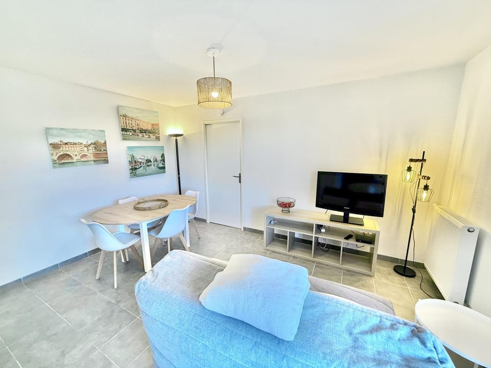 Communal lounge/ TV room, TV and multimedia, Seating area