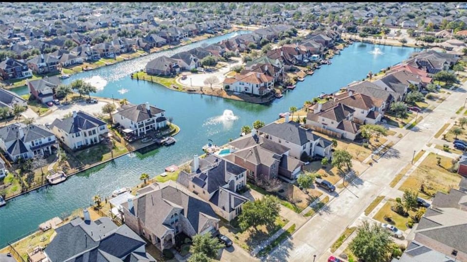 Luxury Lakefront 4BR - Corporate & Extended Stay Friendly Villa in Cypress