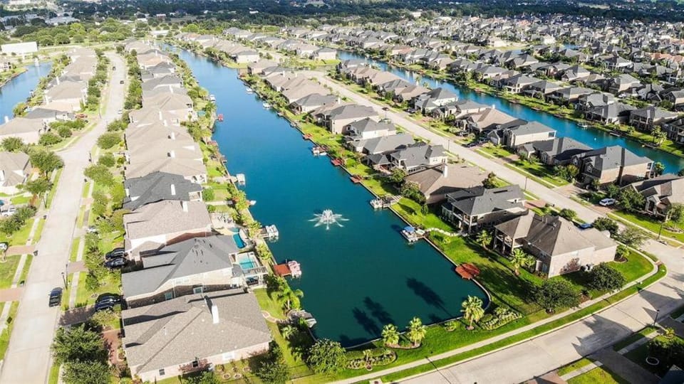 Luxury Lakefront 4BR - Corporate & Extended Stay Friendly Villa in Cypress