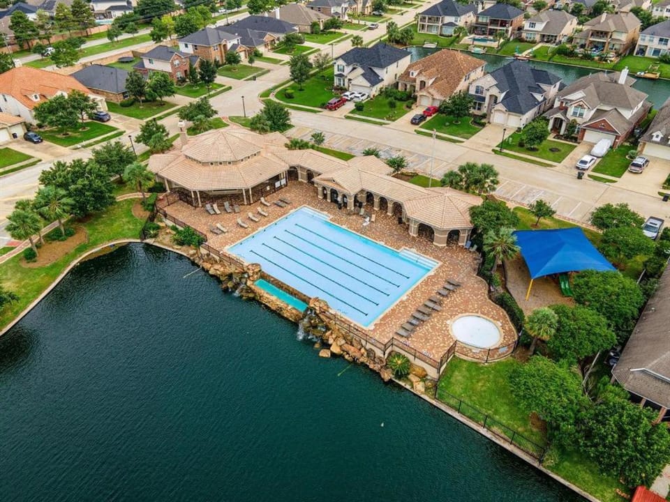Luxury Lakefront 4BR - Corporate & Extended Stay Friendly Villa in Cypress
