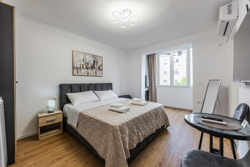 Bed, TV and multimedia, Living room, Photo of the whole room, Seating area, Bedroom, hair dresser, towels, air conditioner