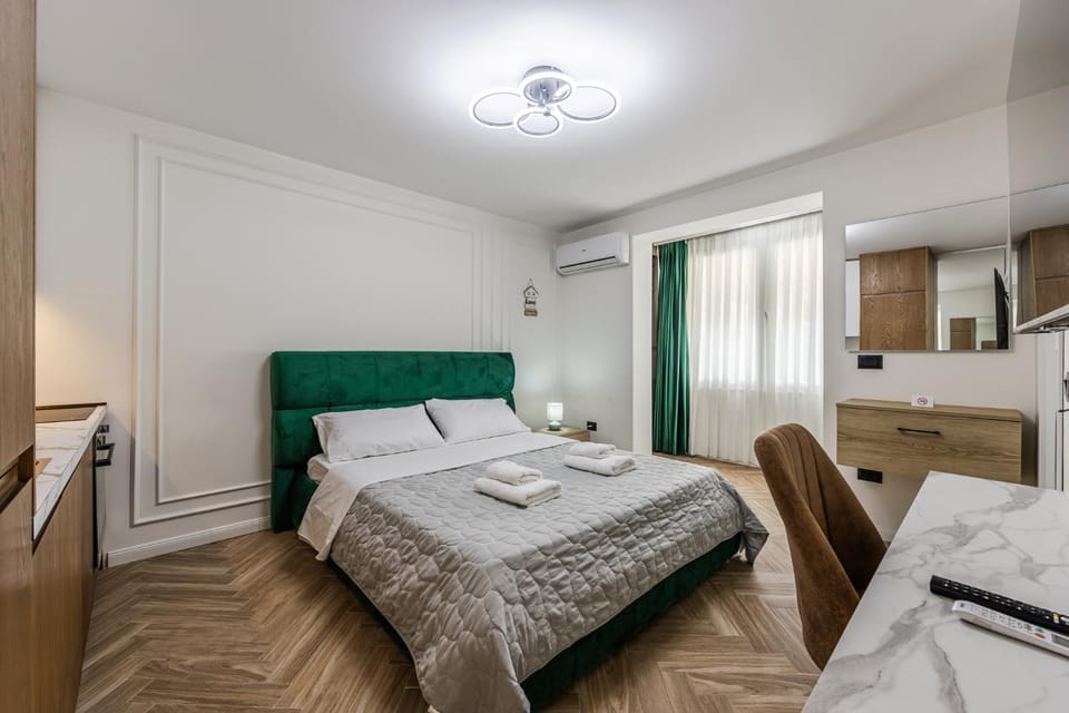Bed, Kitchen or kitchenette, Photo of the whole room, Dining area, Bedroom, towels, air conditioner