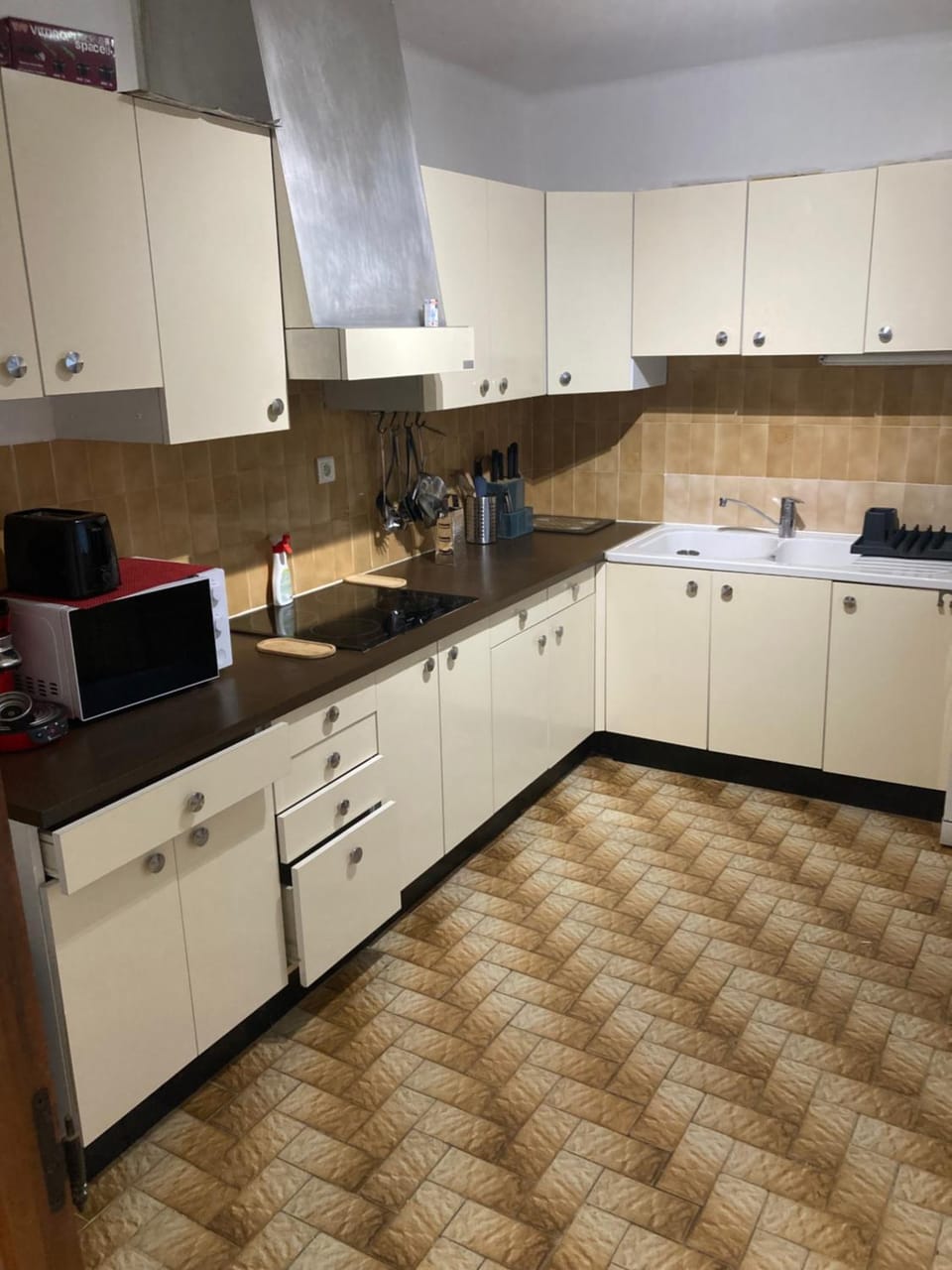 Kitchen or kitchenette, dishwasher, stove