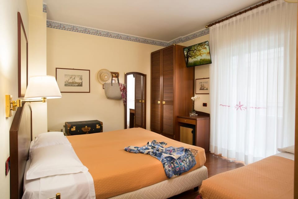 Bed, Photo of the whole room, Decorative detail, Bedroom