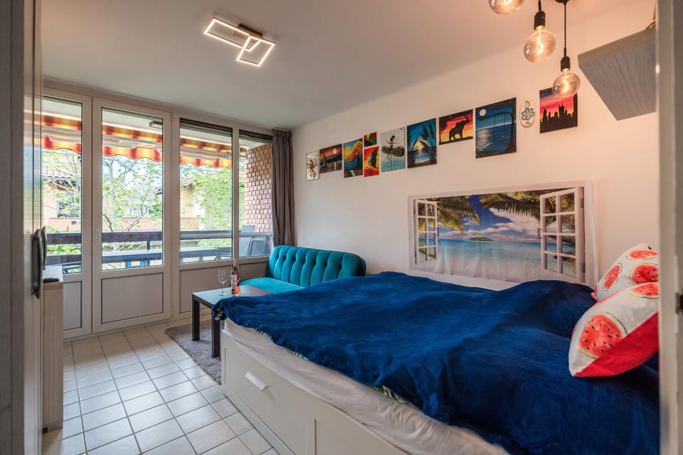 Bed, Living room, Photo of the whole room, Seating area, Bedroom