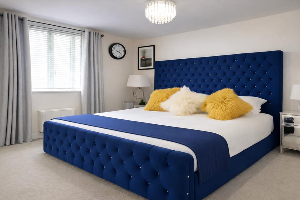 Toilet, Bed, TV and multimedia, Bedroom, Street view, towels, wardrobe