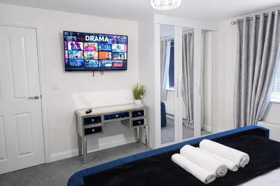 Bed, TV and multimedia, Bedroom, Quiet street view, towels, wardrobe