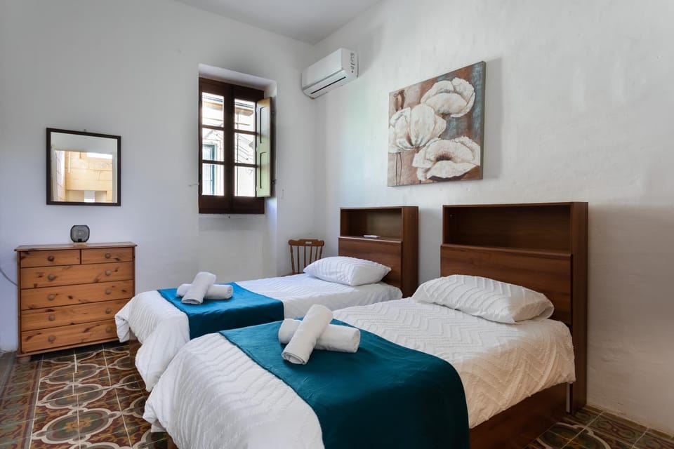 Cosy 3BR Maltese Townhouse - Close to Valletta by Isola360 House in Malta
