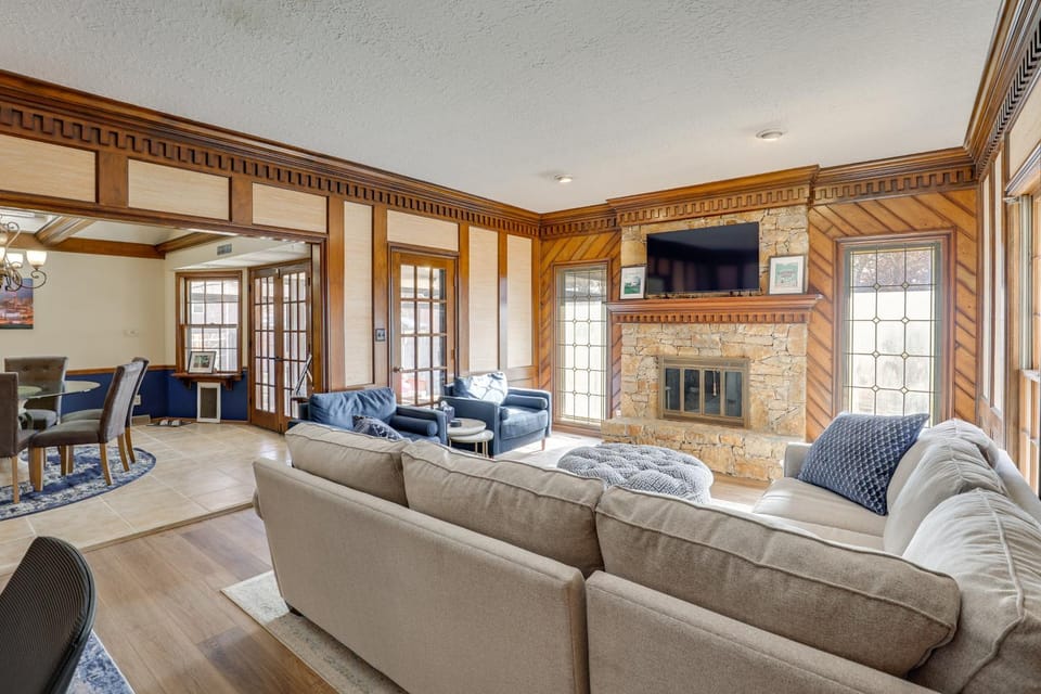 3,000-Sq-Ft Group Getaway w/ Pool Near Kansas City House in Blue Springs
