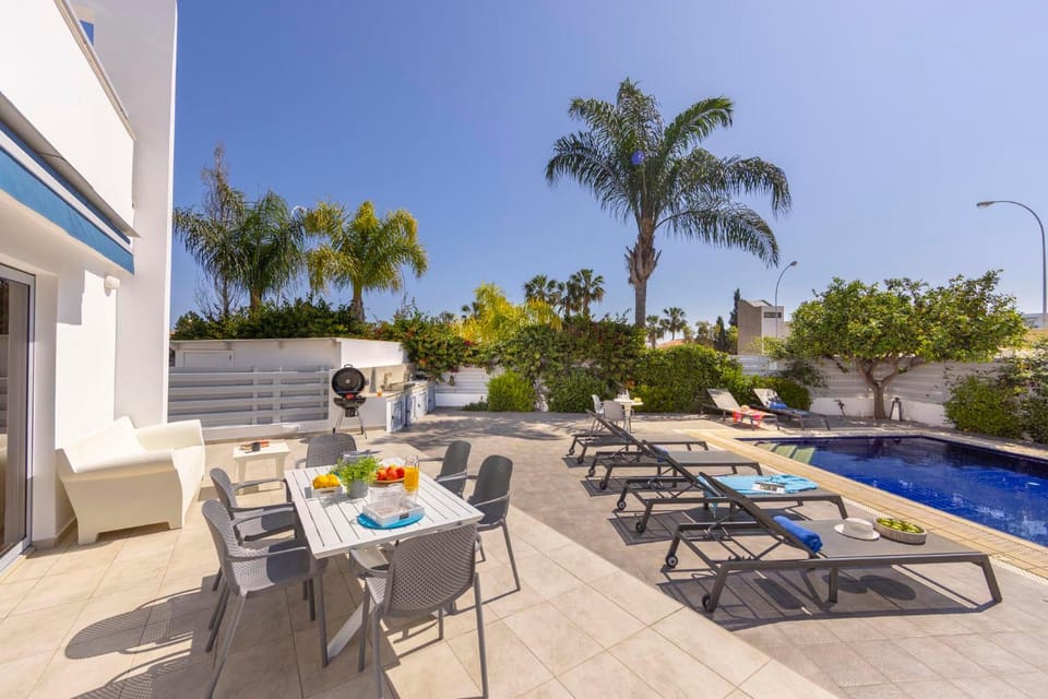 Garden, Dining area, Swimming pool, sunbed