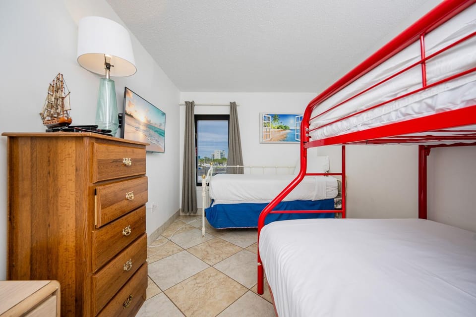 Island Winds East 101 Apartment in West Beach