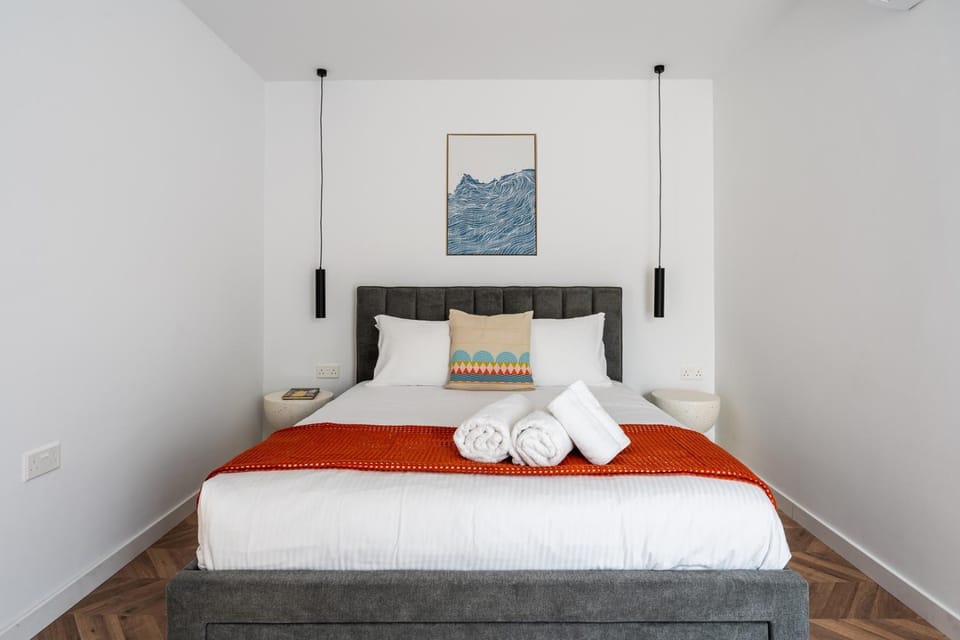 Bed, Photo of the whole room, Bedroom, towels