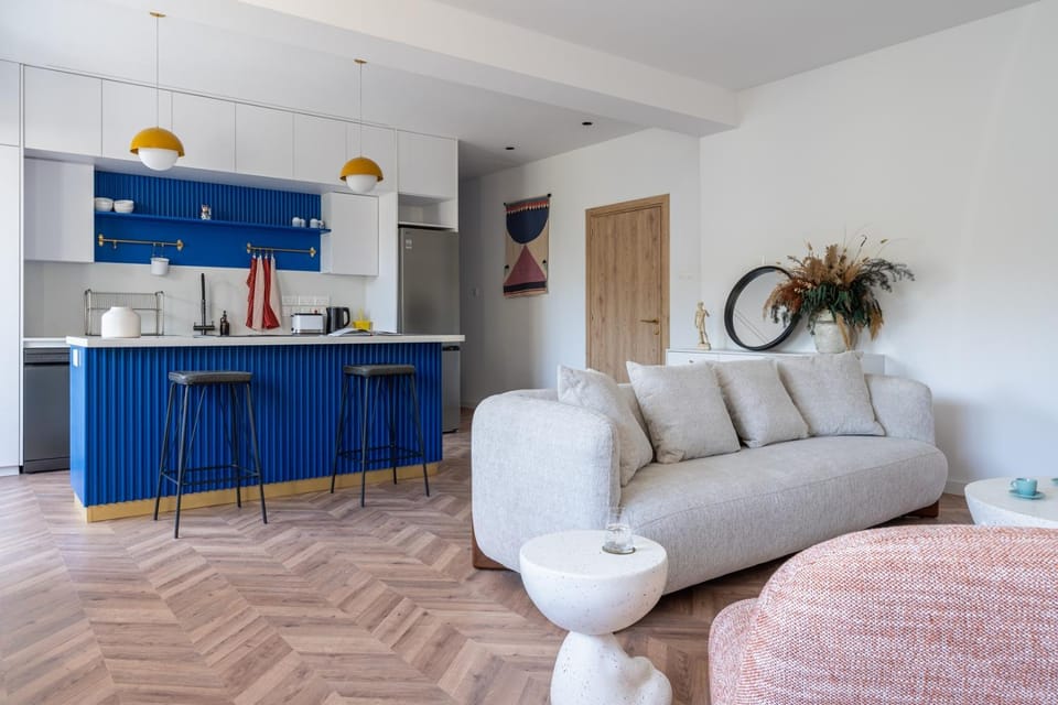 Kitchen or kitchenette, Living room, Food and drinks, Seating area, Dining area, Drinks