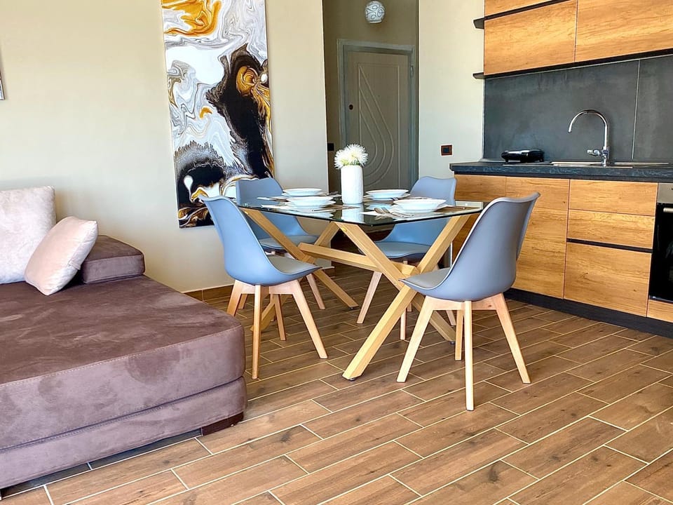 Kitchen or kitchenette, Living room, Seating area, Dining area