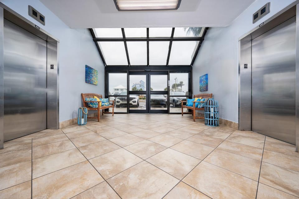 Island Winds East 206 Apartment in West Beach