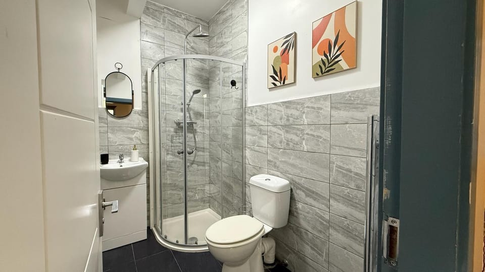 Shower, Toilet, Bathroom, towels