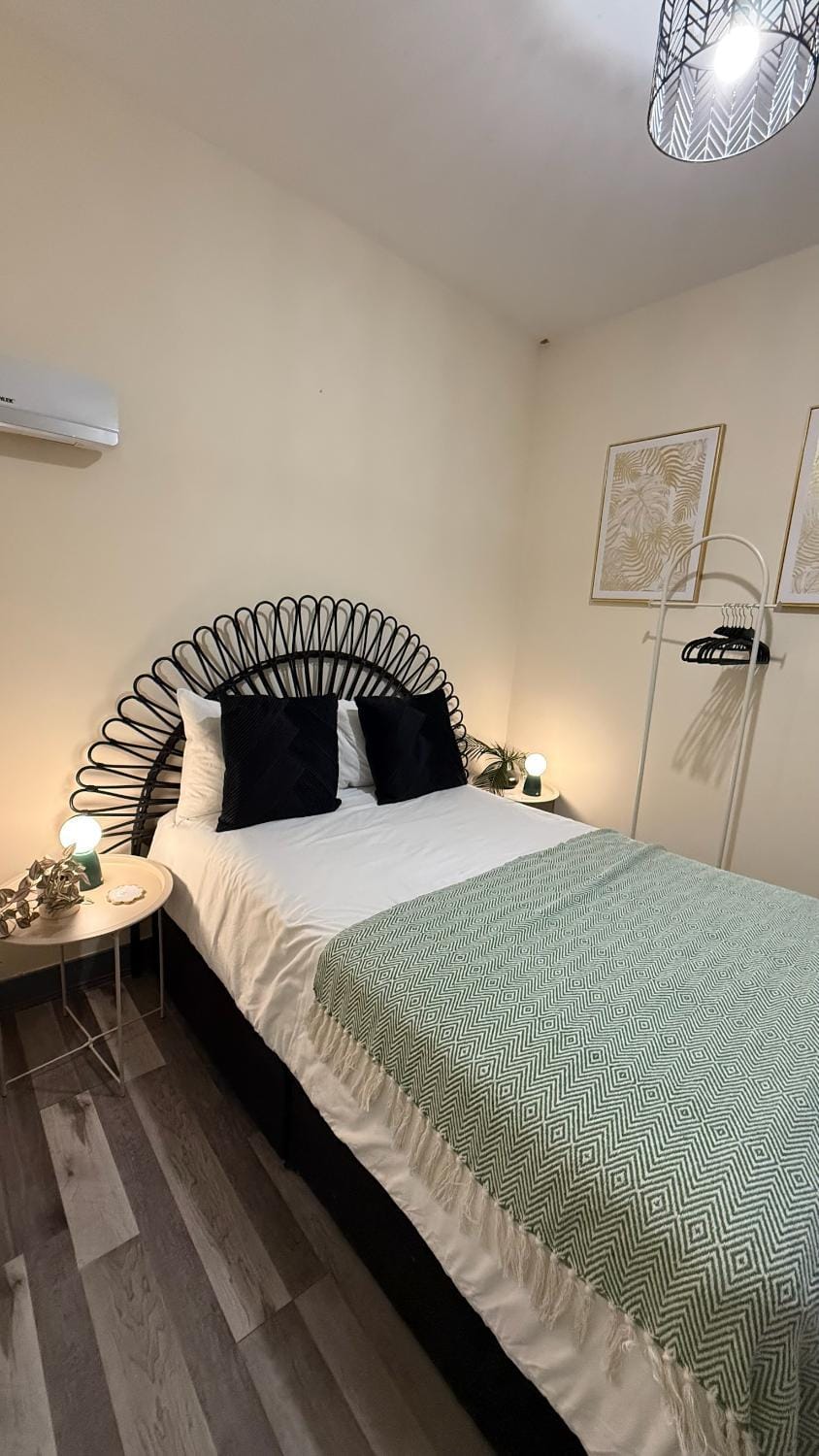 Bed, Photo of the whole room, Bedroom