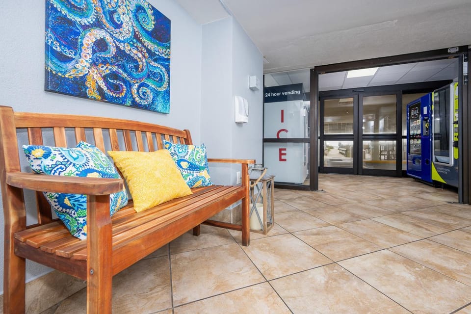 Island Winds East 211 Apartment in West Beach