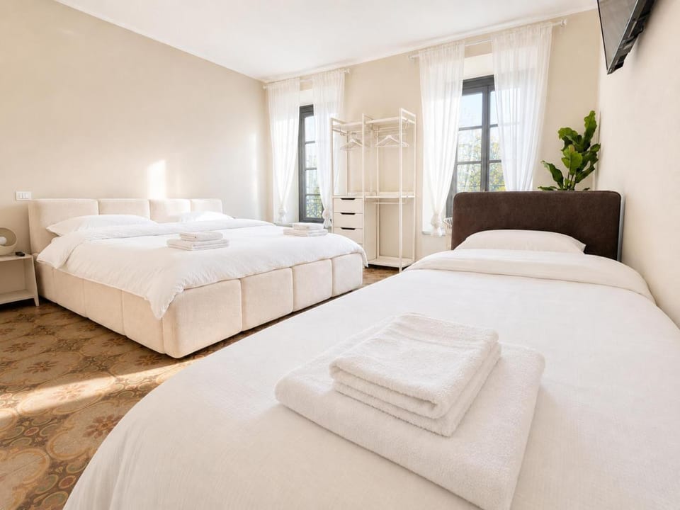 Bed, TV and multimedia, Photo of the whole room