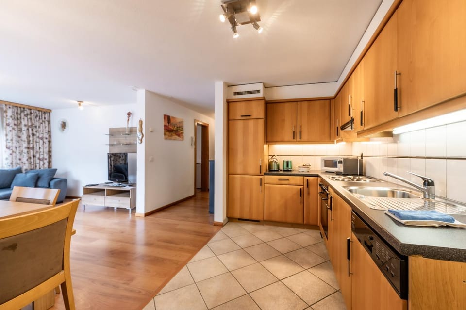 Kitchen or kitchenette, Dining area, dishwasher, oven, stove