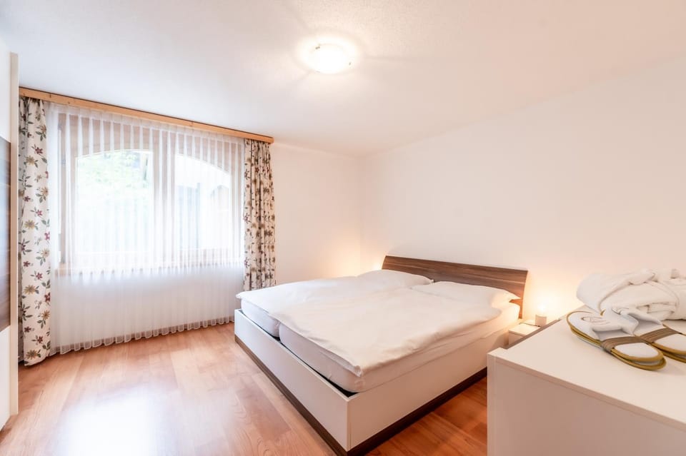 Photo of the whole room, Bedroom, towels