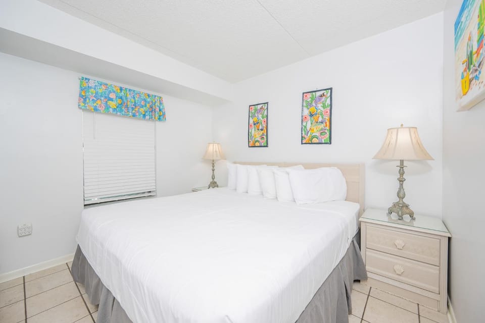 Island Winds East 305 Apartment in West Beach