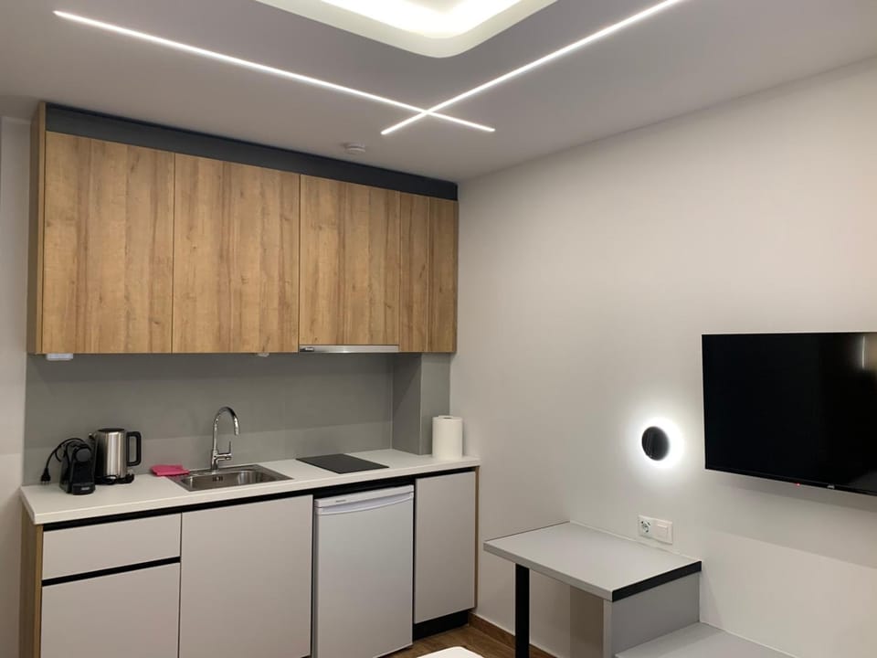 Coffee/tea facilities, Kitchen or kitchenette, stove
