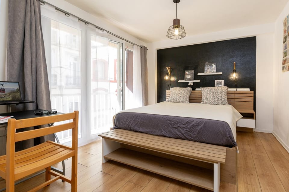 Bed, Photo of the whole room, Seating area, Bedroom