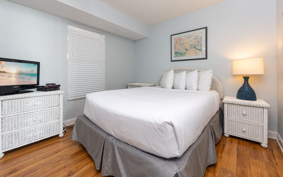 Island Winds East 405 Apartment in West Beach