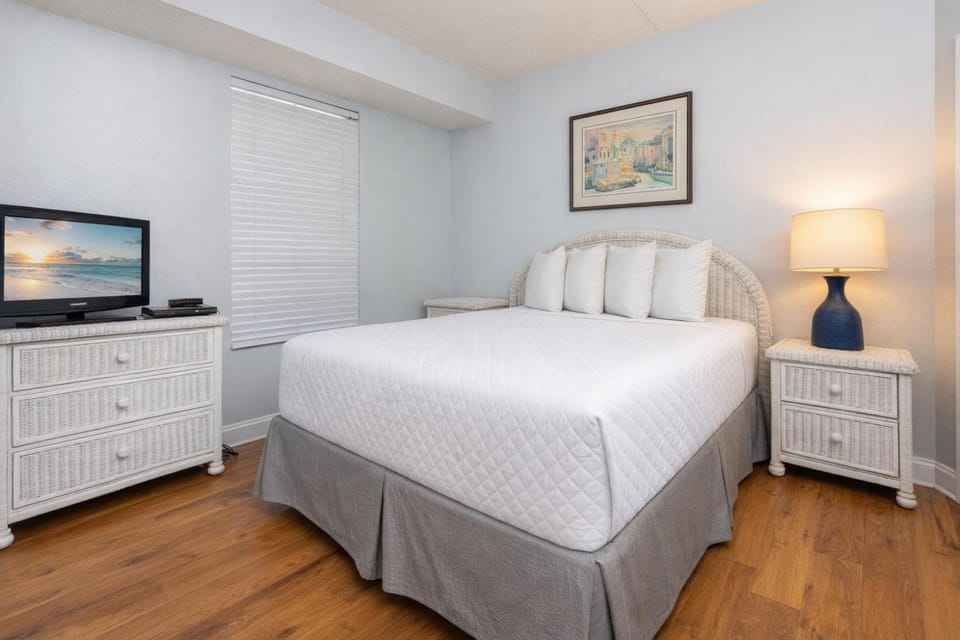 Island Winds East 405 Apartment in West Beach