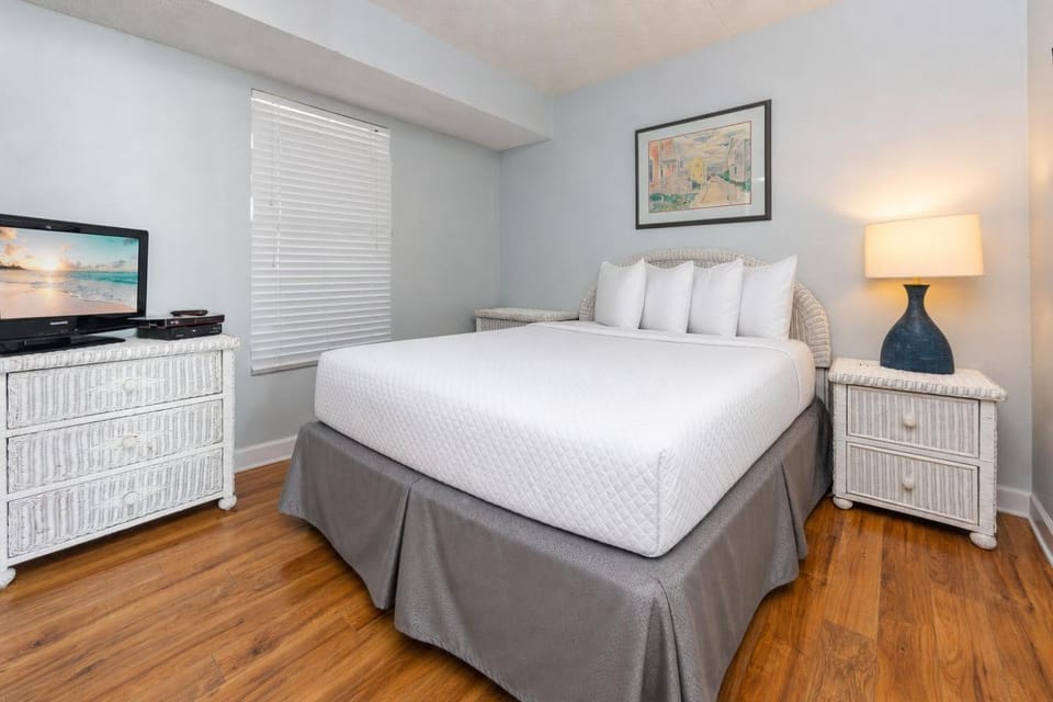 Island Winds East 405 Apartment in West Beach