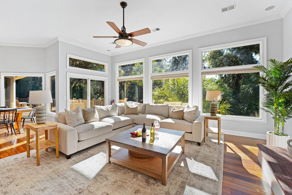 Day, Living room, Seating area