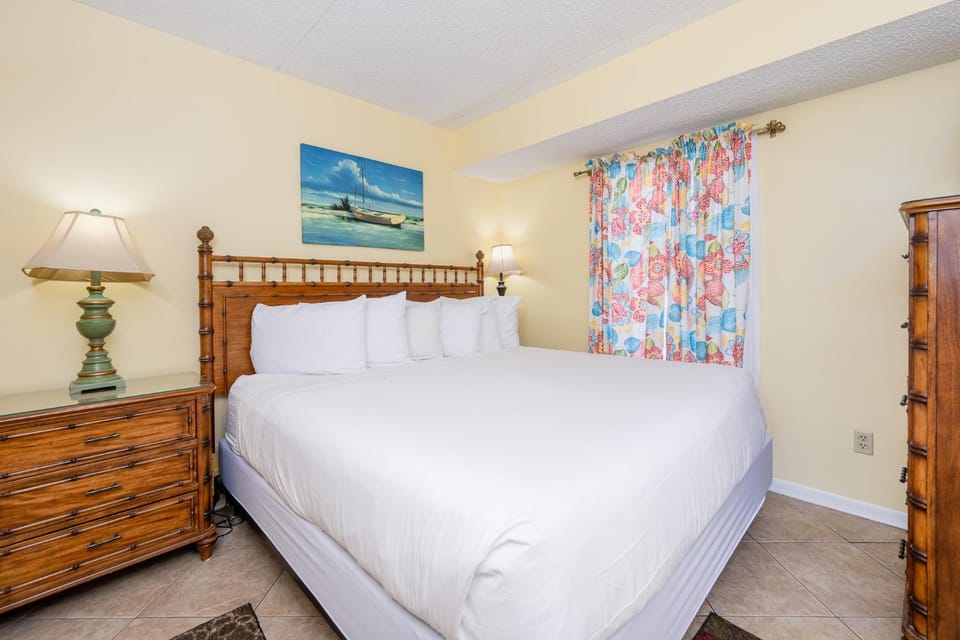 Island Winds East 504 Apartment in West Beach