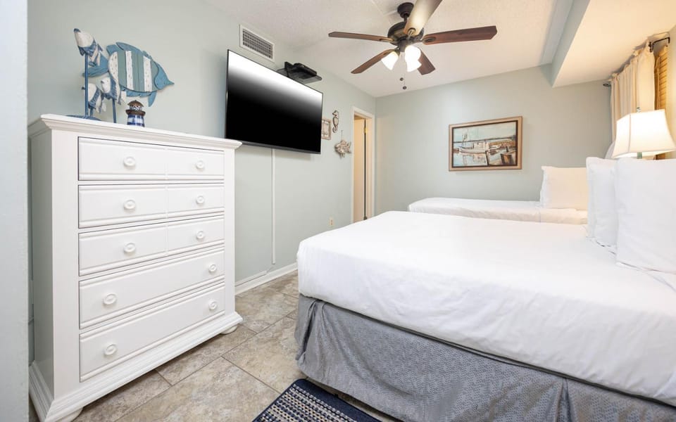 Island Winds East 602 Apartment in West Beach