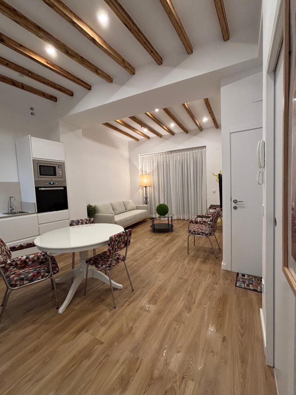 Kitchen or kitchenette, Seating area