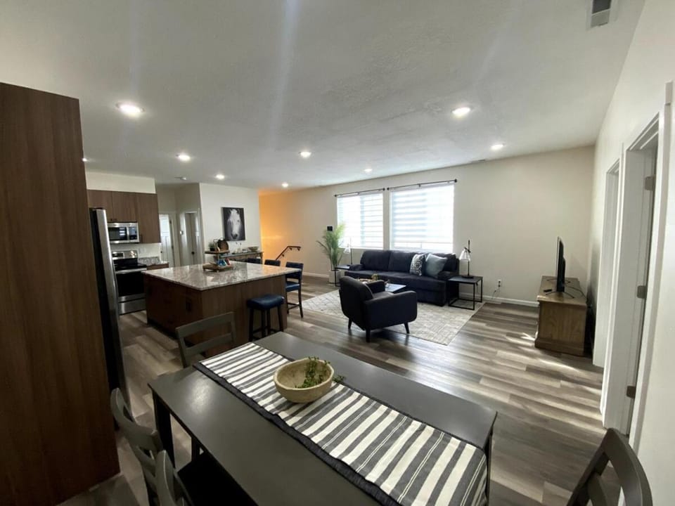 Kitchen or kitchenette, Living room, Seating area, Dining area