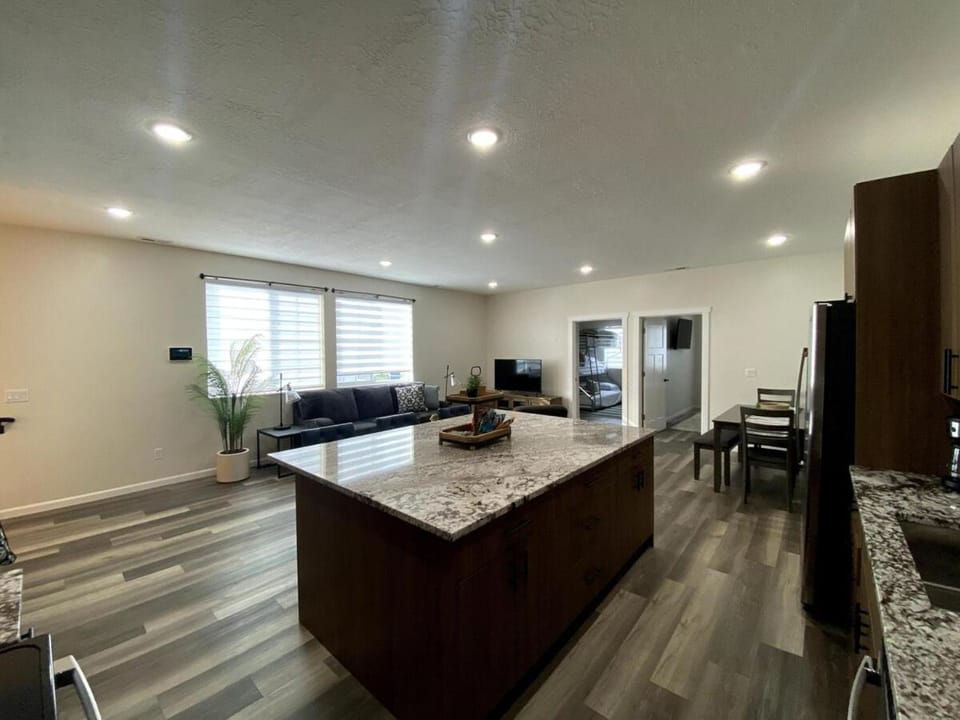 TV and multimedia, Living room, Seating area, Dining area