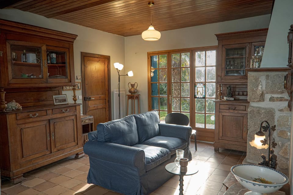 Day, Living room, Seating area, Garden view, fireplace, internet