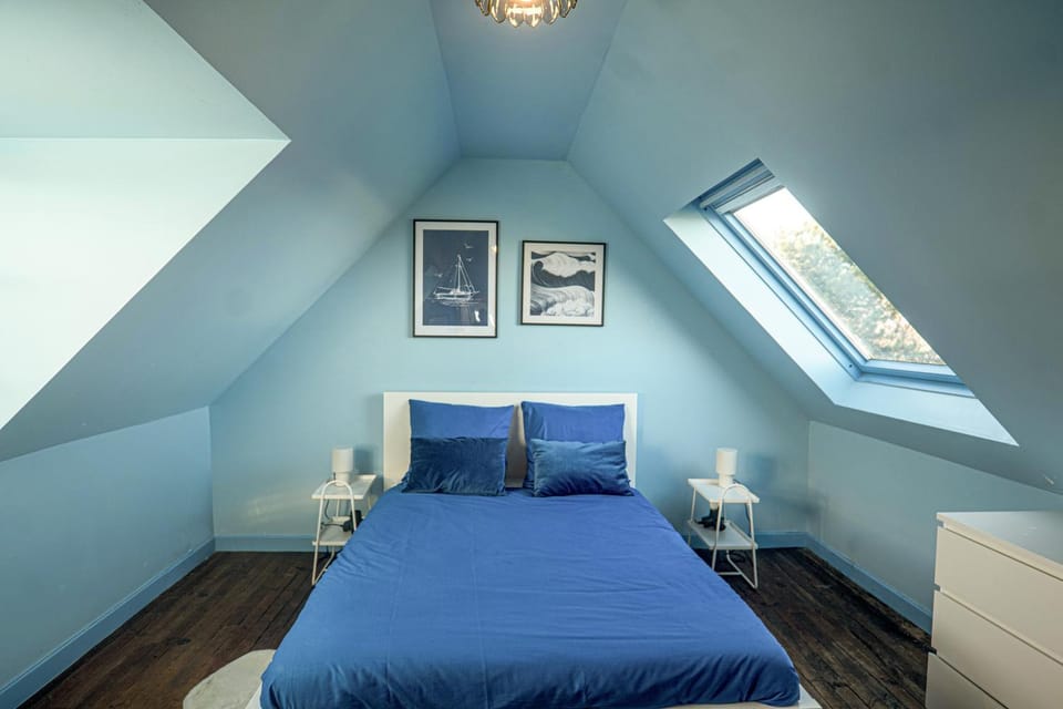 Bed, Day, Photo of the whole room, Bedroom, Garden view, Sea view