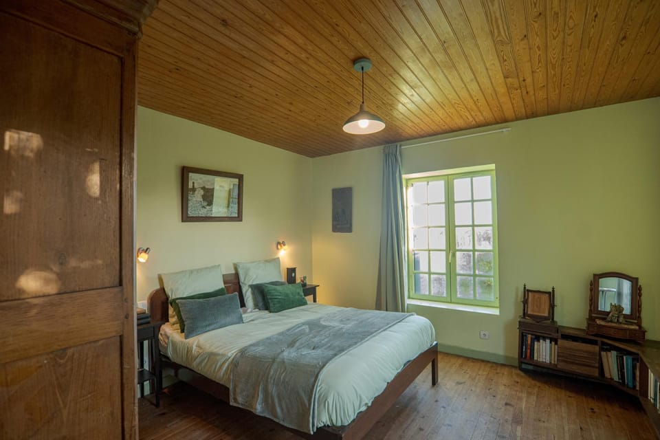 Bed, Day, Photo of the whole room, Bedroom, Garden view