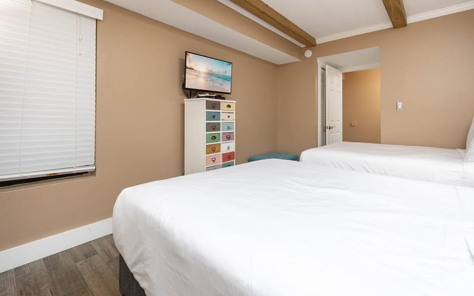 Island Winds East 702 Apartment in West Beach